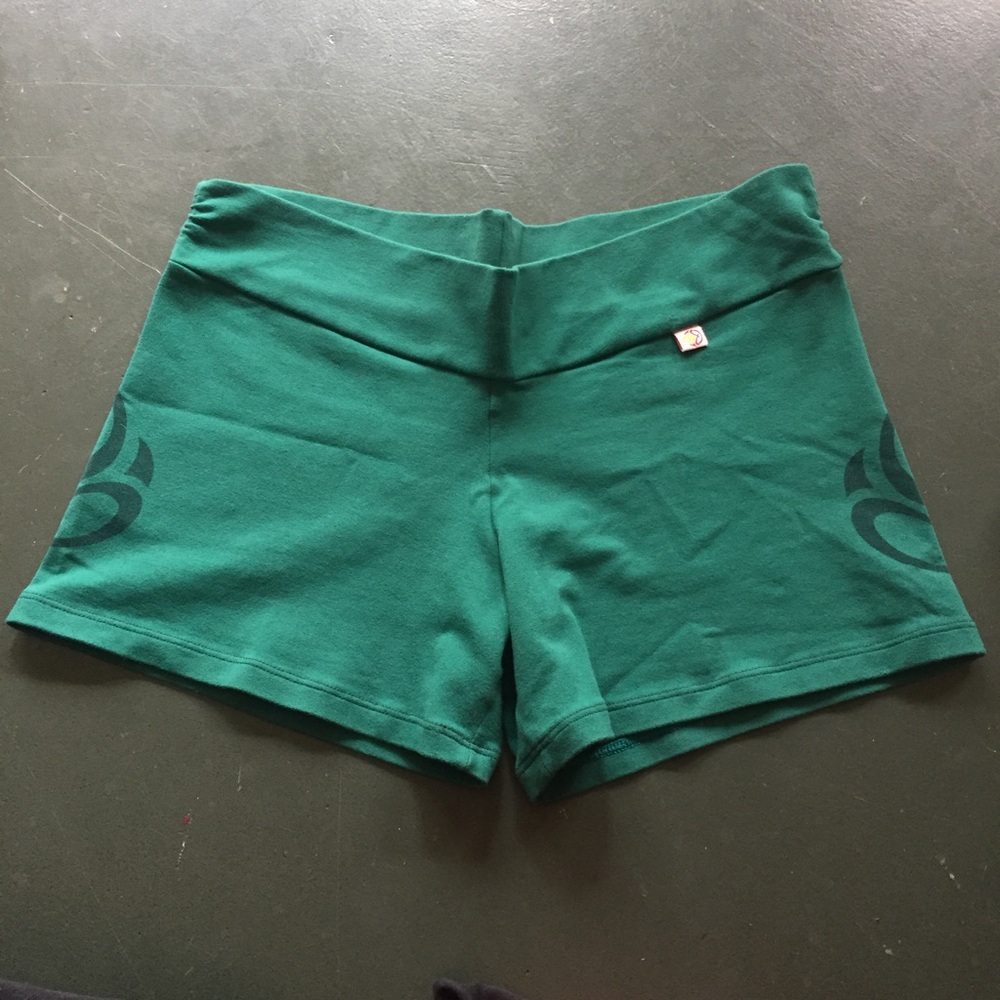 Shakti Activewear Hot yoga shorts peacock green